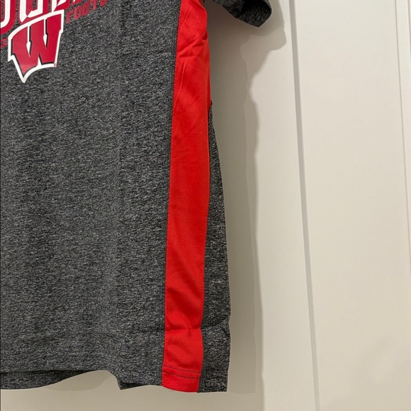 NWT [Old Varsity Brand] Wisconsin Badgers NCAA Performance Football Tee Men’s M - Picture 5 of 8
